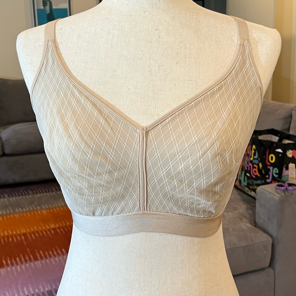 Chantelle Wireless Cream Colored Bra 32DDDD